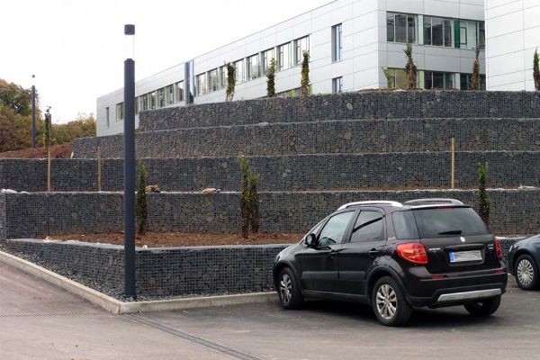 Böschungsschutz vor Schule