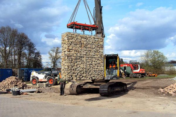 Gabionen mit Kran aufbauen