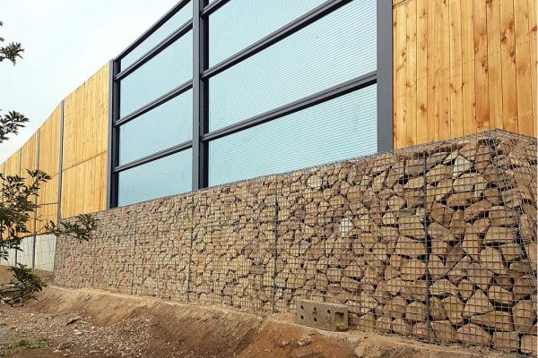 Wandgabionen mit Holz