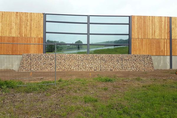 Wandgabionen mit Fenster